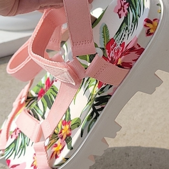 NEW! CHARLES DAVID Pink Zambo Floral Lug Sole Sandals 8. - Picture 6 of 10
